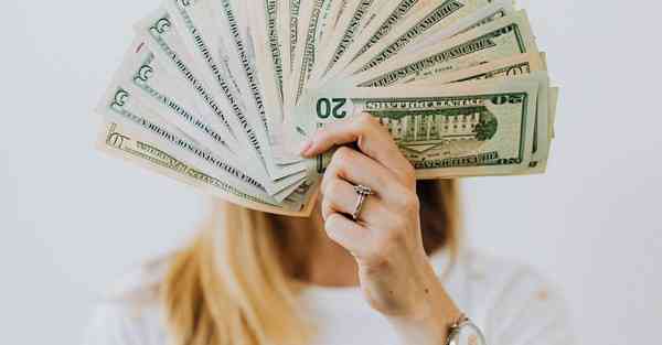 多功能老人智能机器人：将科技关爱送到生活的每个角落